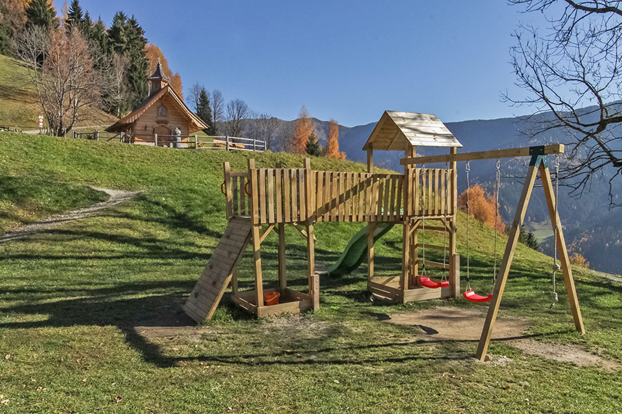 Spielplatz mit Rutsche und Schaukel
