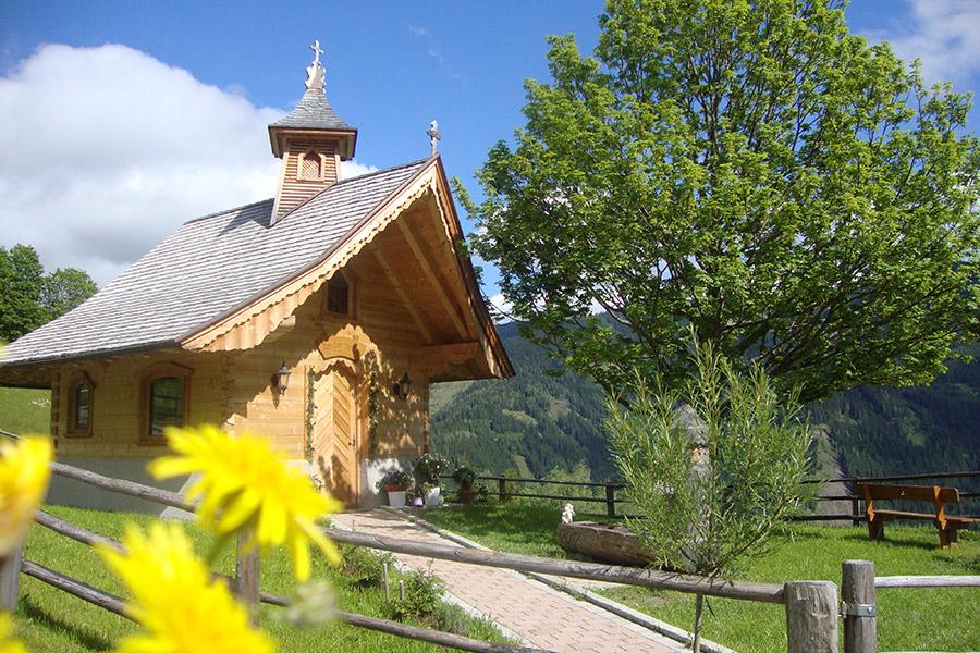 Kapelle mit Holzfassade in Zell am See