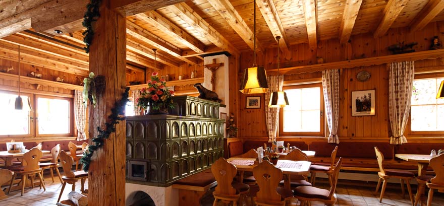 Rustikale Stube mit Kachelofen