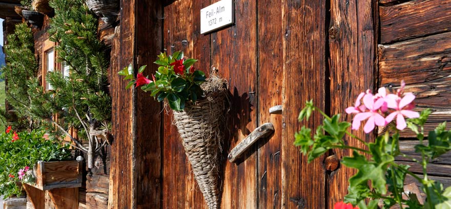 Fassadendekoration mit bunten Blumen