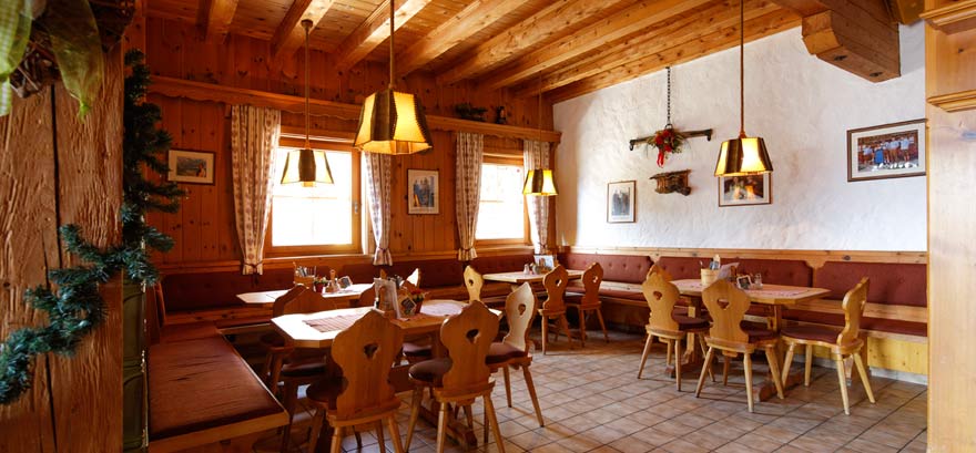 Gaststube mit Holzmöbeln