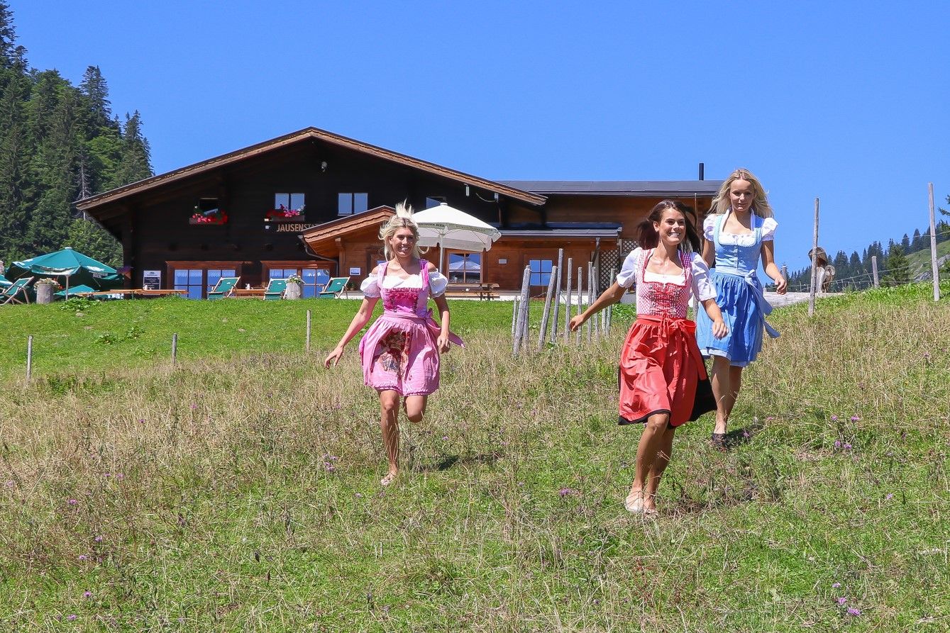 Eine Gruppe Frauen in österreichischen Trachtenkleidern